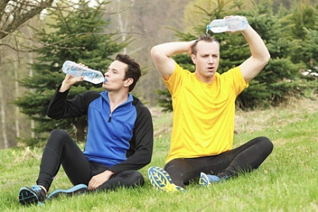 Du vaikinai geria vandenį