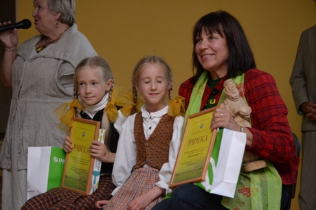 Danutė Kunčienė su jaunosiomis šeimininkėmis