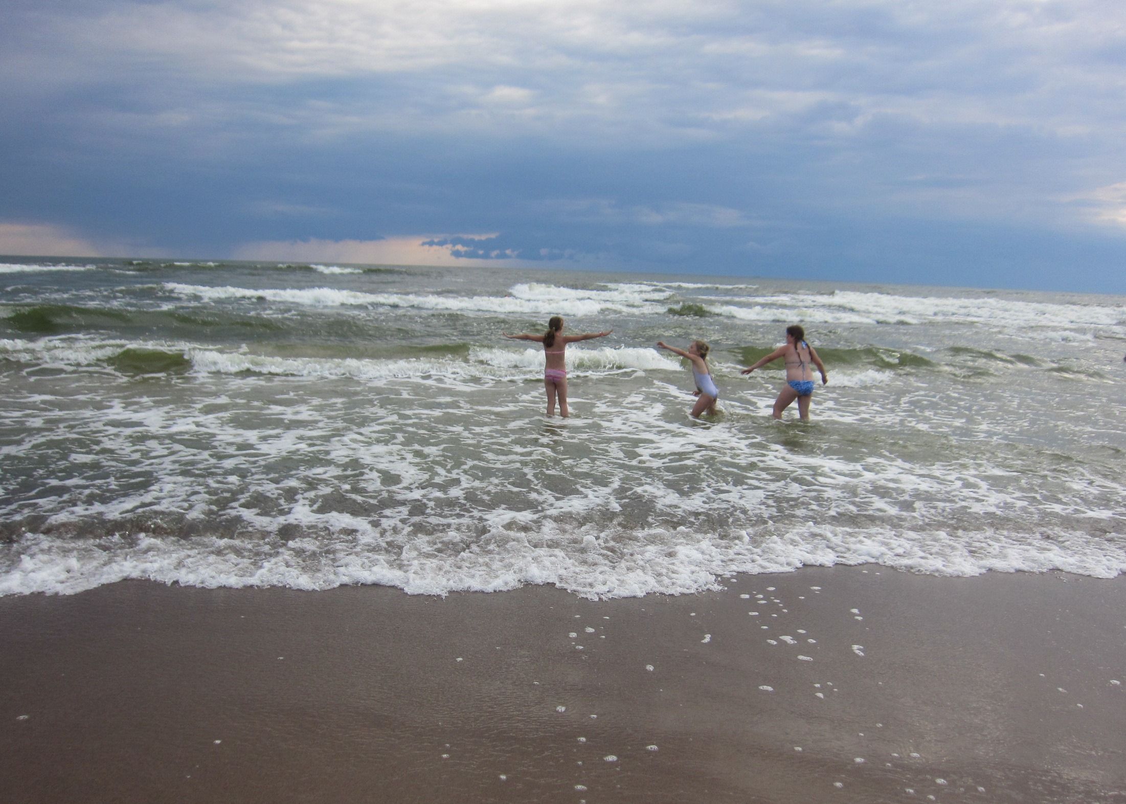 Vaikai maudosi jūroje