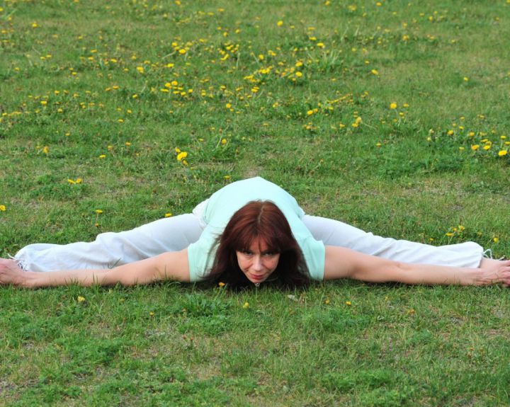 Trikampė poza sėdint (Upavishta Konasana)