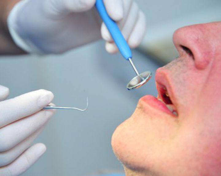 Neinvestuojantys į burnos higieną lietuviai senatvėje lieka be dantų    