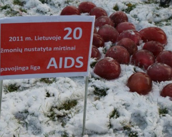 AIDS dieną Klaipėda pažymi raudonu ledu  