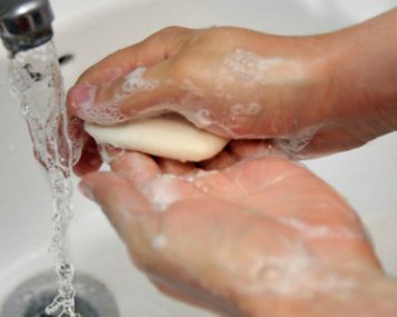 Plaudami rankas stabdykime vaistams atsparių bakterijų plitimą 
