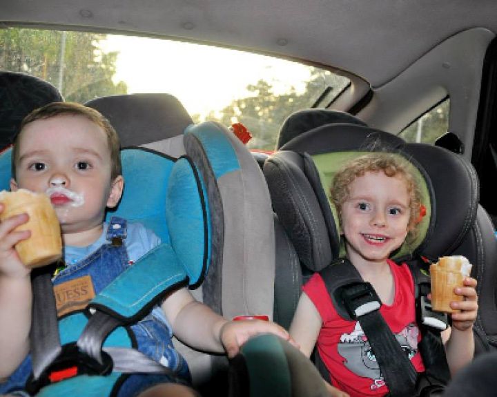 Vaikas automobilyje: saugos diržai ir saugo, ir kelia pavojų