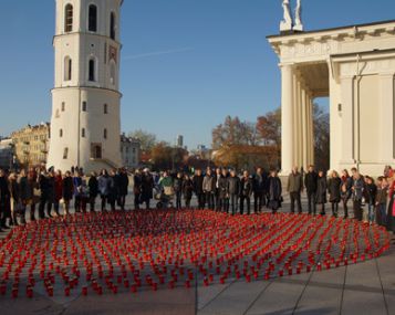 Donorų atminimui Vilniaus Katedros aikštėje liepsnojo žvakelės 