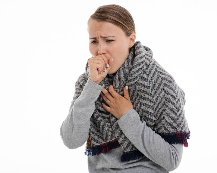 Peršalimas gali komplikuotis į plaučių uždegimą – kaip jį atpažinti laiku?