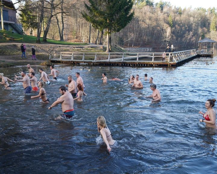 Pirmąją metų dieną – į ledinį vandenį