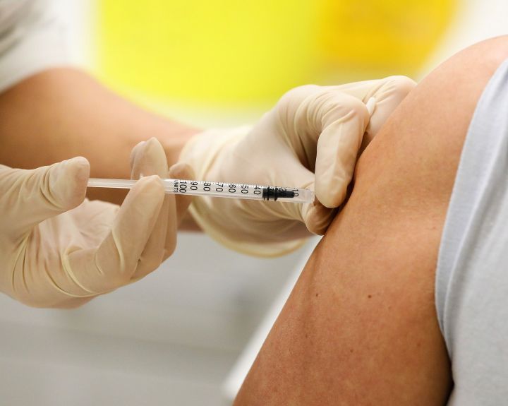 Lietuvoje COVID-19 vakcina pradėti skiepyti medikai