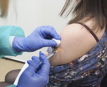 Daugiausia pranešimų – dėl įtariamų nepageidaujamų reakcijų į vakcinas nuo COVID-19