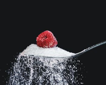 Ar tikrai cukraus pakaitalais maistą ir gėrimus saldinti galime be sąžinės graužimo?   