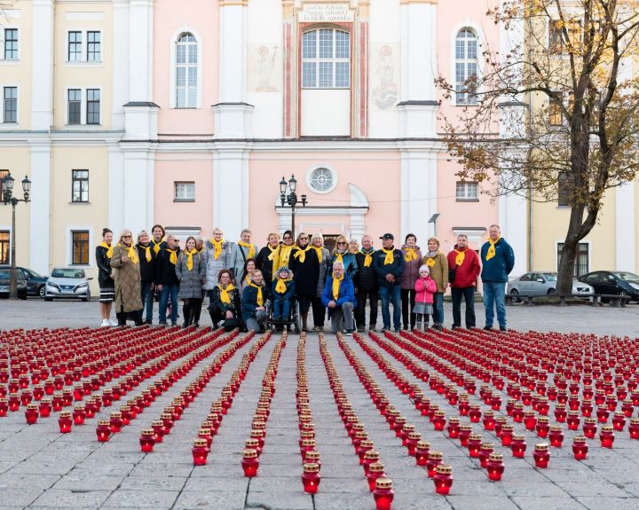 Organų donorams pagerbti ir atminti liepsnojo uždegtos žvakutės