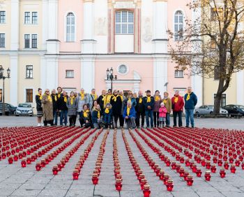 Organų donorams pagerbti ir atminti liepsnojo uždegtos žvakutės