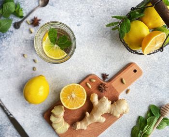 Neįprasti karštos arbatos su citrina deriniai: nuo česnako iki ananasų