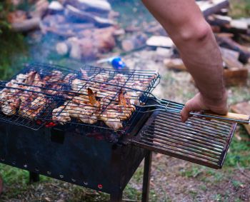 Grilyje kepta mėsa: kaip ja mėgautis saugiai