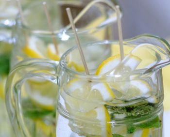 4 naminių limonadų receptai, atgaivinsiantys šiltą dieną