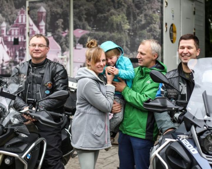 Karių rekordas motociklais – sunkiai sergančiam mažajam Vakariui palaikyti