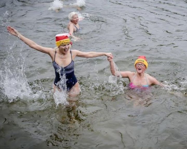 Ledinis vanduo moteriai padėjo atsikratyti nepakeliamų galvos skausmų