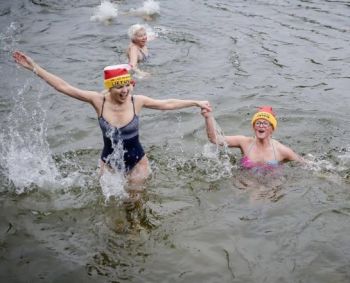 Ledinis vanduo moteriai padėjo atsikratyti nepakeliamų galvos skausmų