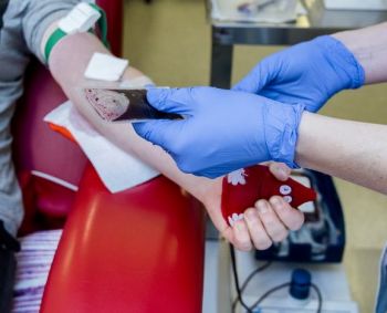 Iš kraujo plazmos pagaminti vaistai gelbsti ir naujagimių gyvybes