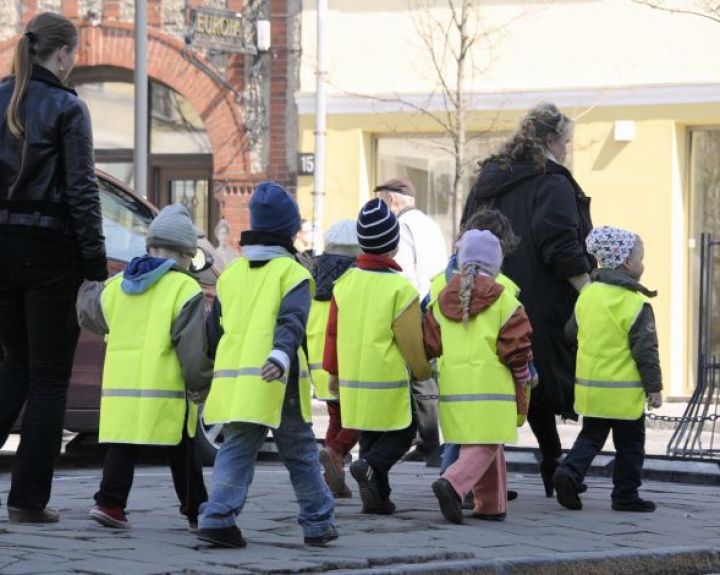 Orų atšalimas tėvams kelia nerimą: kaip apsaugoti pačius mažiausius